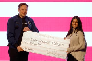 Musk fez a promessa na sexta -feira de 'entregar pessoalmente' os cheques durante sua prefeitura, dois dias antes da eleição da Suprema Corte do Estado